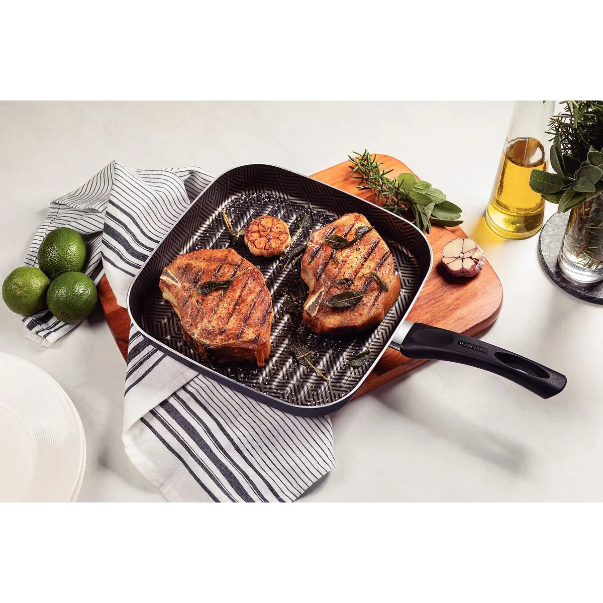 Bistequeira Tramontina Paris em Alumínio com Revestimento Interno em Antiaderente Starflon Max e Externo de Silicone Preto 28 cm 2,3 L